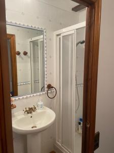 łazienka z umywalką i prysznicem z lustrem w obiekcie CASA RURAL SAN JULIAN w mieście Villahermosa del Río +15 zdjęć