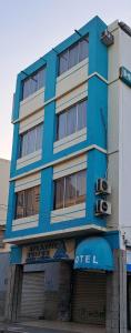 um edifício azul e branco com um cartaz em Atlantic Suites Hotel em Guayaquil