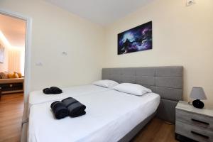 Postel nebo postele na pokoji v ubytování Noir Living 2 bedroom apartment
