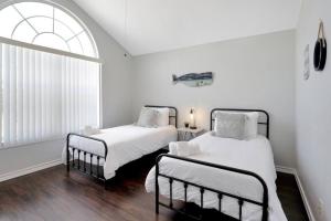 Una cama o camas en una habitación de Large home w/pool access; near BMT/Lackland/Sea World/6 Flags