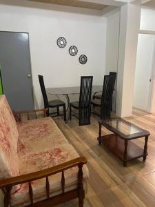 a living room with chairs and a couch and a table at Spacious, cozy two bedroom apartment i in Salisbury