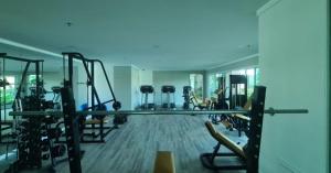 un gimnasio con varias cintas de correr y máquinas cardiovasculares en Maravilhoso flat em Pontal Beach Resort Recreio RJ, en Río de Janeiro