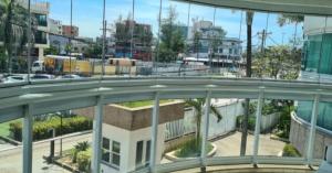 - Vistas a la ciudad desde un puente en Maravilhoso flat em Pontal Beach Resort Recreio RJ, en Río de Janeiro