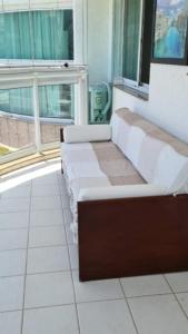un sofá en una habitación con ventana en Maravilhoso flat em Pontal Beach Resort Recreio RJ, en Río de Janeiro