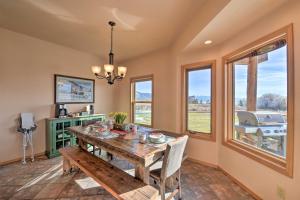 Φωτογραφία από το άλμπουμ του Cabin with Lake Views, 20 Mi to West Yellowstone σε Island Park