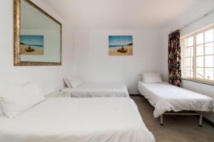 Un pat sau paturi într-o cameră la Lagoon Beach House