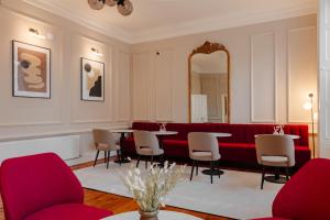 een wachtkamer met een rode bank en stoelen bij Sonder The Earl in Dublin