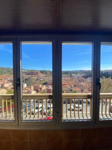ein Fenster mit Blick auf eine Stadt durch sie hindurch in der Unterkunft Delicia de Teruel VUTE-19-058 in Teruel