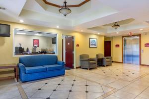 un vestíbulo de un hospital con un sofá azul y sillas en Econo Lodge Inn & Suites Pritchard Road North Little Rock, en North Little Rock