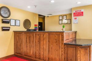 un bar en una habitación con paredes amarillas en Econo Lodge Inn & Suites Pritchard Road North Little Rock, en North Little Rock