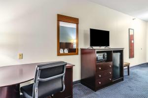 TV a/nebo společenská místnost v ubytování Econo Lodge Inn & Suites Pritchard Road North Little Rock