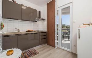 eine Küche mit einer Spüle und einem Kühlschrank in der Unterkunft Stunning Apartment In Stara Novalja With Wifi in Stara Novalja