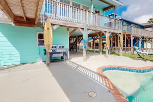 een huis met een zwembad en een terras bij Flamingo Lagoon in Corpus Christi