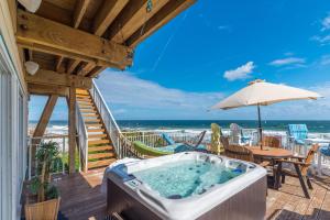 einen Whirlpool auf der Terrasse eines Strandhauses in der Unterkunft Carpe Diem in Stuart