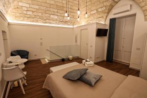 1 dormitorio con 1 cama grande en una habitación en Dimora La Neviera, en Altamura