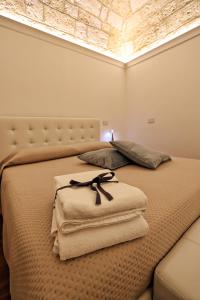 1 dormitorio con 1 cama con arco en Dimora La Neviera, en Altamura
