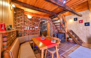 een eetkamer met een tafel en een bakstenen muur bij Lovely Home In Brezane Lekenicke With Sauna 