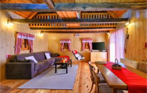 sala de estar con sofá y mesa en Cozy Home In Brezane Lekenicke With Outdoor Swimming Pool, 