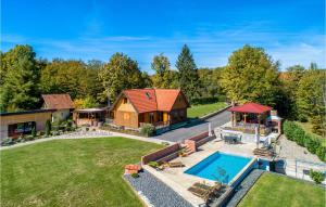 にあるCozy Home In Brezane Lekenicke With Outdoor Swimming Poolのプールと家屋の空からの眺め