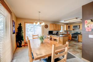 Η κουζίνα ή μικρή κουζίνα στο Blue River Escape Home - Peaceful - On River