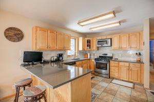 une cuisine avec des armoires en bois et un comptoir dans l'établissement Blue River Escape Home: Peaceful, On River, à Breckenridge