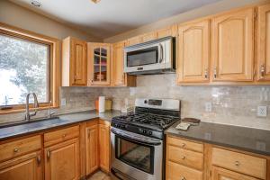 une cuisine avec une cuisinière et un micro-ondes dans l'établissement Blue River Escape Home: Peaceful, On River, à Breckenridge