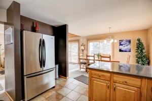 Il comprend une cuisine équipée d'un réfrigérateur et une salle à manger. dans l'établissement Blue River Escape Home: Peaceful, On River, à Breckenridge 23 autres photos