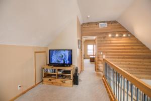 Una escalera con TV en una casa en Blue River Escape Home - Peaceful - On River, en Breckenridge