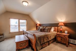 Un dormitorio con una cama grande y una ventana en Blue River Escape Home - Peaceful - On River, en Breckenridge
