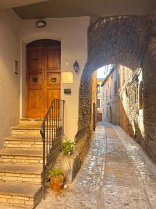 an alley with a door and stairs in a building at Residenza San Jacopo in Spello