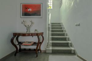 a stairway with a table and a stair case at Gold Coast Photography Inn in Estoril