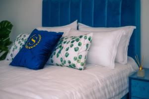 a group of pillows sitting on a bed at Gold Coast Photography Inn in Estoril
