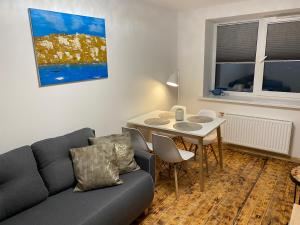 - un salon avec un canapé et une table dans l'établissement R.R. Liepaja Apartments Klaipedas, à Liepāja