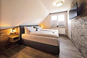 Un dormitorio con una cama grande con un televisor en la pared. en Die Sperre, en Winterberg 99 fotos más