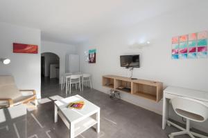 TV a/nebo společenská místnost v ubytování Lava Teneguia, 5 guests in 2 bedrooms