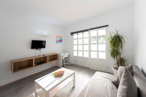 TV a/nebo společenská místnost v ubytování Lava Teneguia, 5 guests in 2 bedrooms