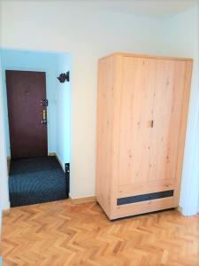 uma porta de madeira num quarto com piso de madeira em Apartament w centrum Kołobrzegu, nad rzeką em Kolobrzeg