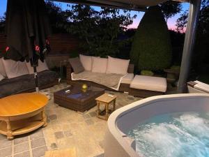 un patio con jacuzzi en CHEZ MONSIEUR, en Florenville