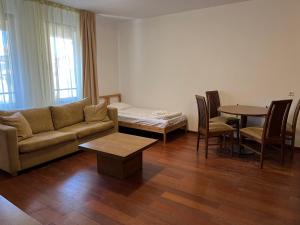 un soggiorno con un divano e un tavolo di Ski & Relax Apartments in Bellevue Residence a Bansko