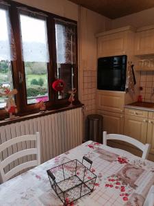 Saint-NabordにあるLes Vosges ça vous tente ?のキッチン(花のテーブル付)