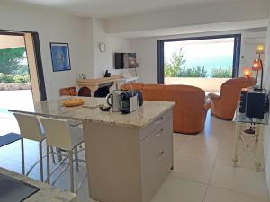 Кухня або міні-кухня у Les Terrasses du Pano - 76 m2 au calme - Jardin - Barbecue - Transats - Pleine vue mer - Wifi Fibre