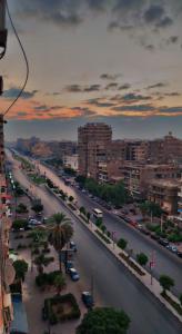 uma vista para uma rua da cidade com carros e edifícios em بيت السمو em Cairo