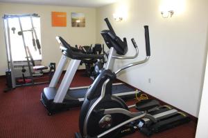 siłownia z 2 rowerami treningowymi w pokoju w obiekcie Bristol Arcadia Inn w mieście Bristol