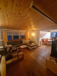 Posezení v ubytování Großzügige Ferienwohnung am Skigebiet Bödele mit Rheintalblick + 5 fotografií
