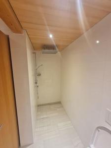 y baño blanco con ducha y aseo. en Großzügige Ferienwohnung am Skigebiet Bödele mit Rheintalblick, en Dornbirn