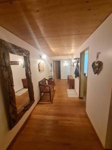un pasillo en una casa con un espejo en la pared en Großzügige Ferienwohnung am Skigebiet Bödele mit Rheintalblick, en Dornbirn