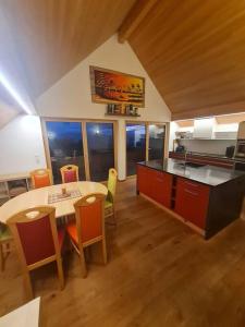 Kuchyň nebo kuchyňský kout v ubytování Großzügige Ferienwohnung am Skigebiet Bödele mit Rheintalblick