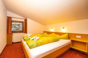 Postel nebo postele na pokoji v ubytování Haus Anton Sölden - Apartments & Zimmer