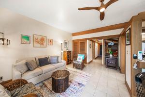 un soggiorno con un divano e un ventilatore a soffitto di Kiahuna Plantation Unit 320 - Ground Floor Garden View, Air Conditioning a Koloa