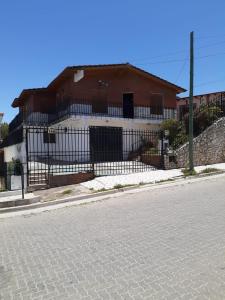 un edificio con una valla frente a una calle en Casa en Villa en Villa Carlos Paz